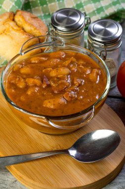 Domates soslu sokup servis haşlanmış fasulye.