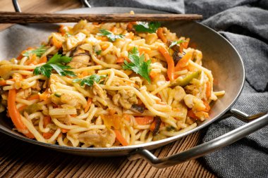 Tavuk ve sebzeli kızarmış erişte. Tavuk chow mein.