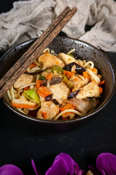 Fried Noodles Chicken Vegetables Chicken Chow Mein — Stock Photo, Image
