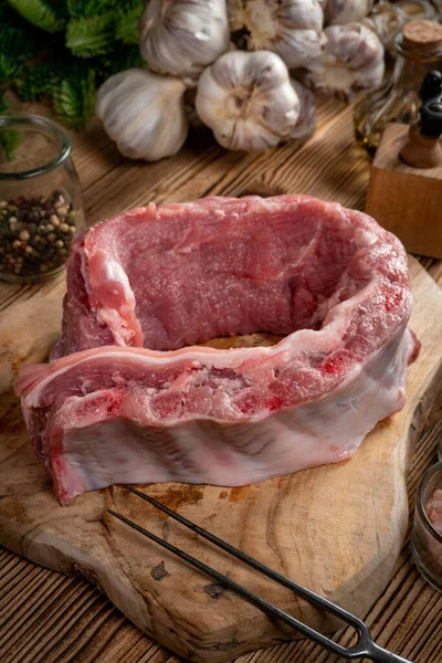 Costillas Frescas Cerdo Crudo Con Ingredientes Tabla Cortar Madera — Foto de Stock