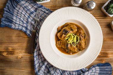 Dolması Lahana yaprakları kıyma ve mantar soslu pilav. Üstten Görünüm.