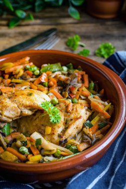 Sebzeli kızarmış tavuk fileto. Koyu ışık.