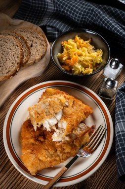 Lahana turşulu ve havuçlu kızarmış morina filetosu. Sığ alan derinliği. 