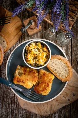 Kızarmış morina filetosu parçaları..