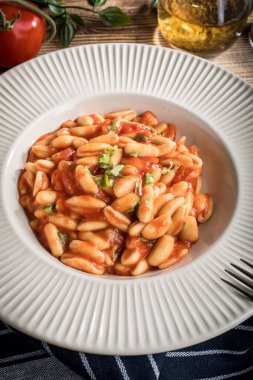 Cavatelli taze domates soslu makarna. İtalyan mutfağı.