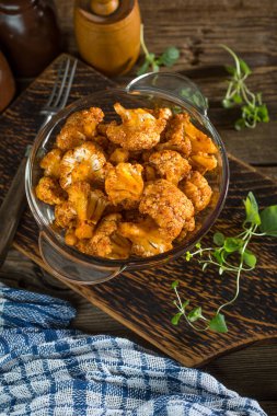 Pişirme için hazırlanan bir bitkisel Marine karnabahar rozet.