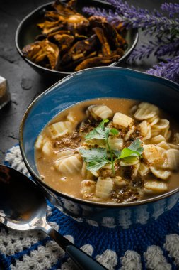 Siyah masada erişteli mantar çorbası..