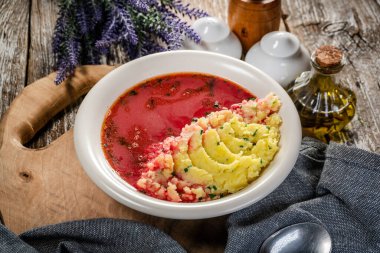 Kırmızı borş bir kasede patates püresi ile servis edilir..