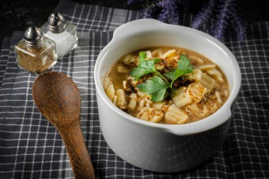 Siyah masada erişteli mantar çorbası..