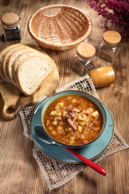 Ahşap masada geleneksel lahana çorbası..