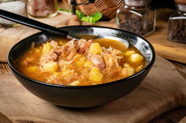 Geleneksel Rus çorbası, ahşap masada lahana..