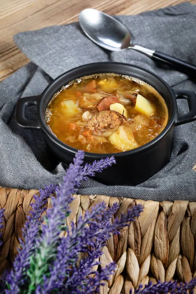 Geleneksel Rus ekşi lahana çorbası ahşap masada. Seçici odak.