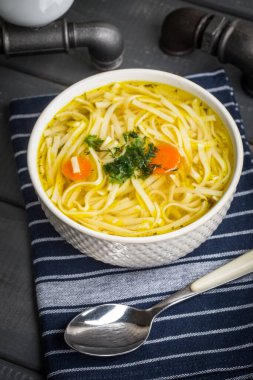 Erişte, carror ve maydanoz bir plaka ile lezzetli et suyu