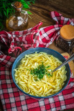 Çorba. Erişteli tavuk çorbası..