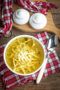 Çorba. Erişteli tavuk çorbası..