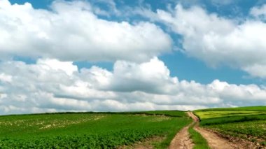 Mavi gökyüzü hareket ediyor. 4K Zaman Hızı.
