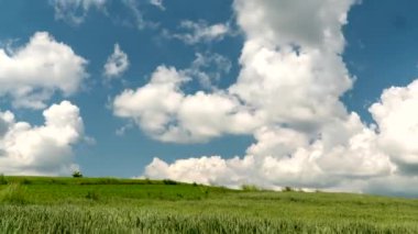 Mavi gökyüzü hareket ediyor. 4K Zaman Hızı.