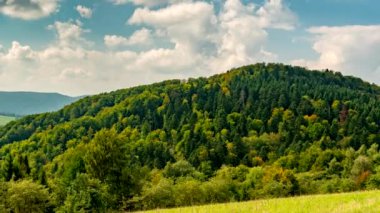 Bieszczady Dağları 'ndaki Zaman Hızı Görüntüsü. Bulutlar ve gölgeler hareket ediyor.