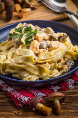 Orman mantarlı ve tavuklu Tagliatelle makarnası. Küçük alan derinliği.