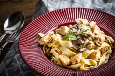 Orman mantarlı ve tavuklu Tagliatelle makarnası. Küçük alan derinliği.