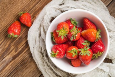 Kase taze çilek ile ev yapımı Bahçe. Üstten Görünüm.