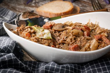 Bigos. Etli lahana turşusu, kurutulmuş mantar ve sosis. Geleneksel Polonya mutfağı..
