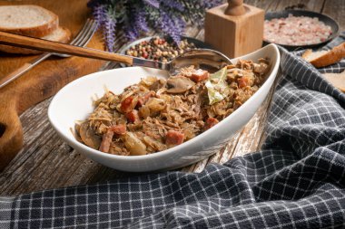 Bigos. Etli lahana turşusu, kurutulmuş mantar ve sosis. Geleneksel Polonya mutfağı..