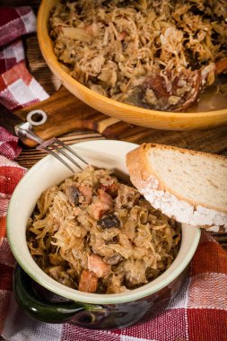 Bigos - etli lahana, kurutulmuş mantar ve füme sosis. Geleneksel Polonya mutfağı..