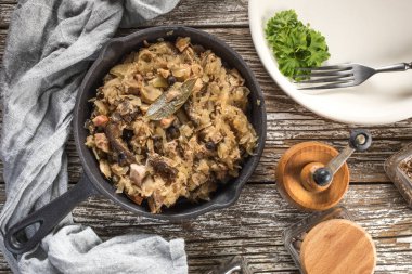 Bigos, dökme demir tavada servis edilen geleneksel bir Polonya lahana turşusu..