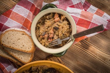 Bigos - etli lahana, kurutulmuş mantar ve füme sosis. Geleneksel Polonya mutfağı..