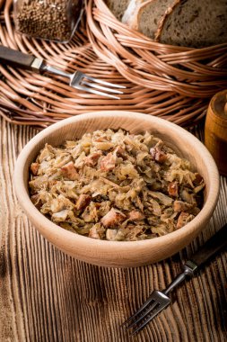 Bigos - etli lahana, kurutulmuş mantar ve füme sosis. Geleneksel Polonya mutfağı..