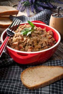 Bigos. Etli lahana turşusu, kurutulmuş mantar ve sosis. Geleneksel Polonya mutfağı..