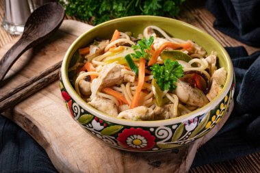 Tavuk ve sebzeli kızarmış erişte. Tavuk chow mein.