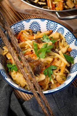 Tavuk ve sebzeli kızarmış erişte. Tavuk chow mein.