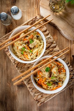 Tavuk ve sebzeli kızarmış erişte. Tavuk chow mein.