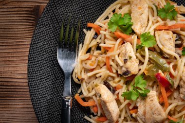 Tavuk ve sebzeli kızarmış erişte. Tavuk chow mein.