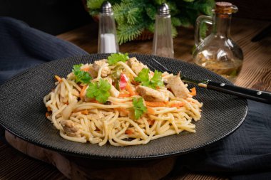 Tavuk ve sebzeli kızarmış erişte. Tavuk chow mein.