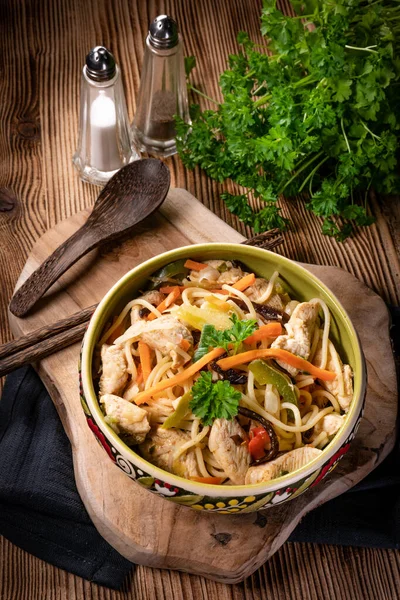 Tavuk ve sebzeli kızarmış erişte. Tavuk chow mein.