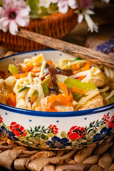 Tavuk ve sebzeli kızarmış erişte. Tavuk chow mein.