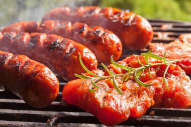 Izgarada ızgara sosis. Seçici odak.