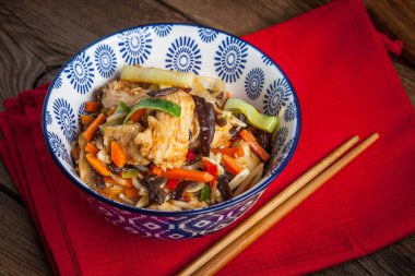 Kase sebze ile kızarmış tavuk. Seçici odak.