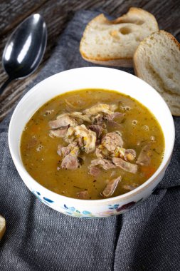 Tavuk midesi ve sebzeden yapılmış sıcak işkembe çorbası..