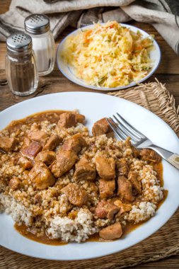 Arpa, haşlanmış et ve lahana ile servis edilir.