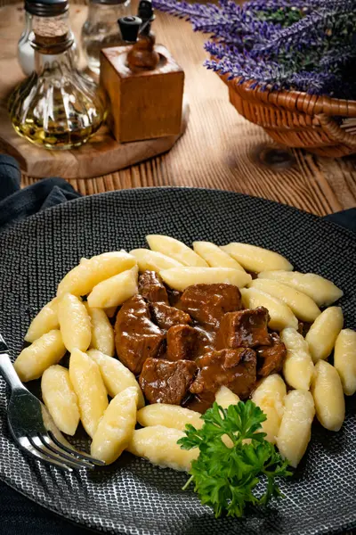 Stufato Manzo Salsa Servito Con Gnocchi Patate — Foto Stock