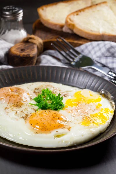 Gebakken Eieren Brood Voor Het Ontbijt Een Grijze Achtergrond — Stockfoto