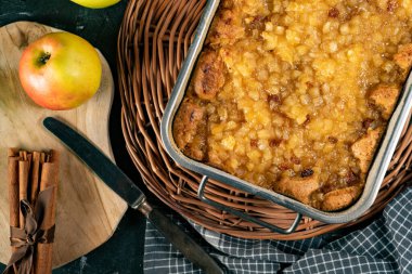 Dikdörtgen metal kalıplı elmalı turta..