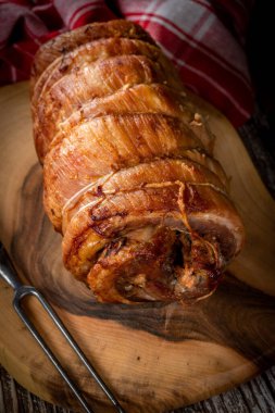 Fırında domuz pastırması, ahşap kesim tahtasında..