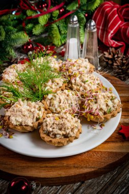 Tahta masaya ton balığı ezmesiyle doldurulmuş çörekler..