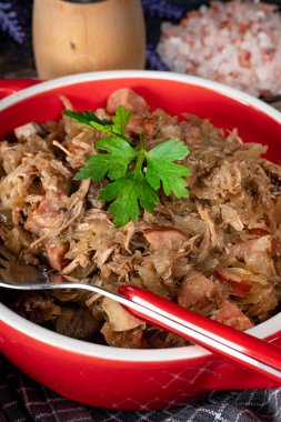 Bigos. Etli lahana turşusu, kurutulmuş mantar ve sosis. Geleneksel Polonya mutfağı..