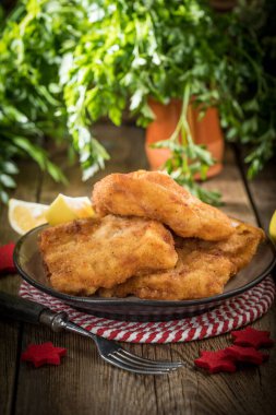 Kızarmış morina dilimleri ve ekmek kırıntıları. Küçük alan derinliği.